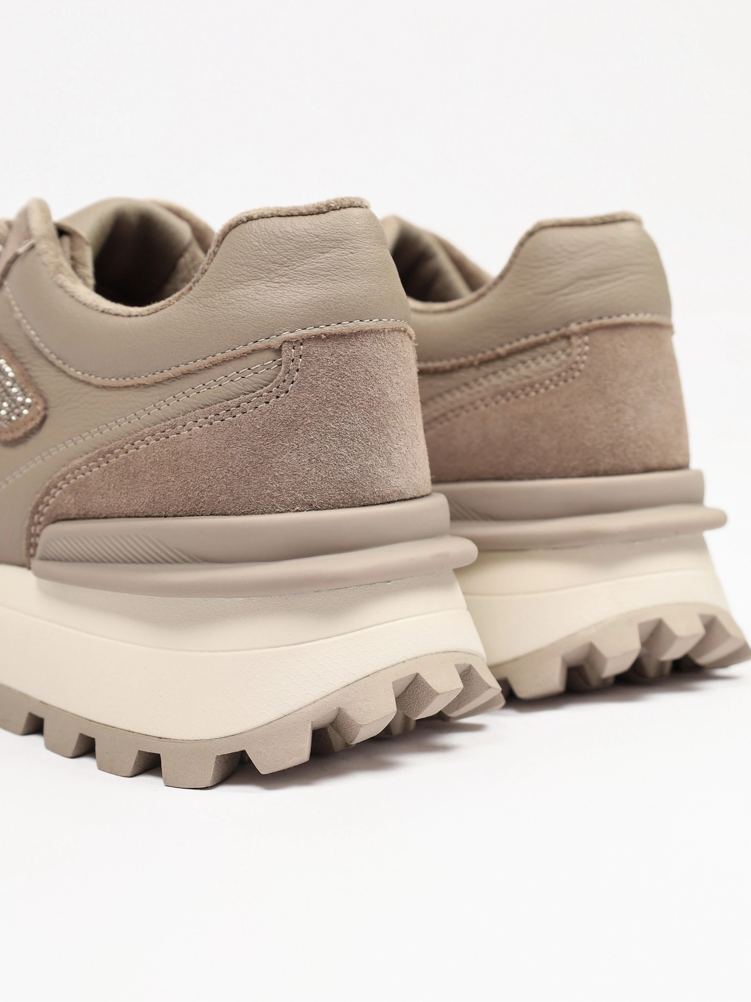 Кроссовки комбинированные серого цвета на рельефной подошве